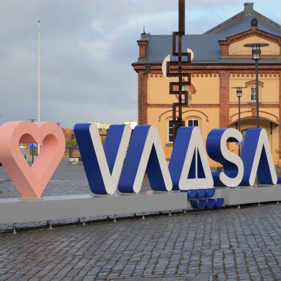 Vasa stads logo nere vid vattnet.