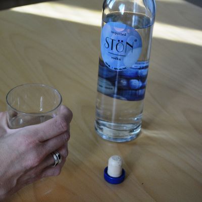 vodkaflaska, glas, hand