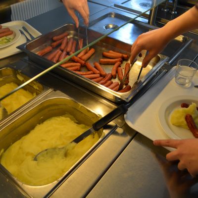 Kouluruokana nakkeja ja perunamuussia.