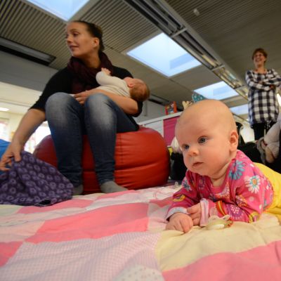 Lapset äiteineen perheentalolla.