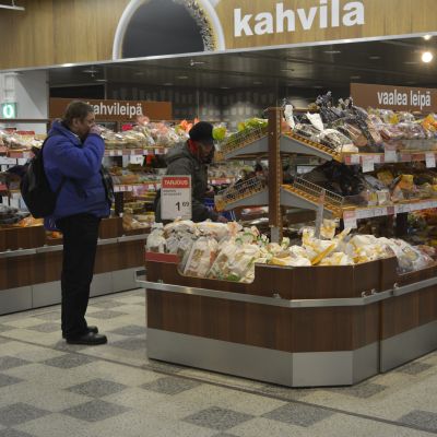 Asiakkaita ruokakaupassa.