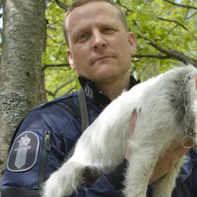 Miikka Ounila ja Jekku-poliisikoira.