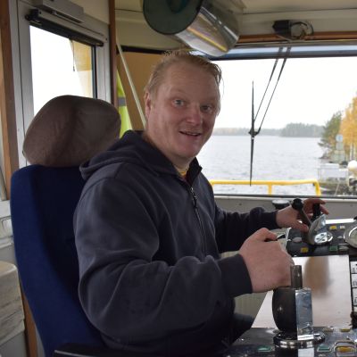 Aki Purhonen kuljettaa Pietolansaaren lossia