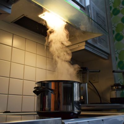 Vesi kiehuu kattilassa.