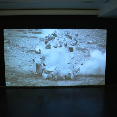 Tomas Ellers videokonstverk Baryogen där marmor långsamt exploderar.
