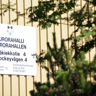 Skylt vid Aurorahallen i Borgå.