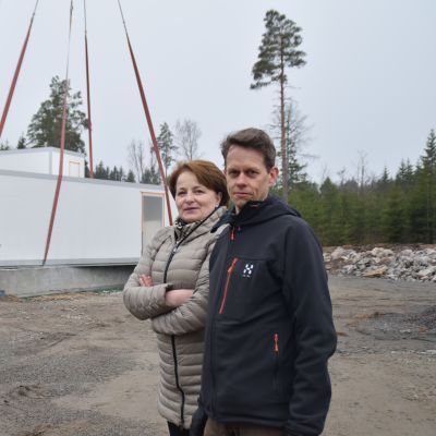 Raija Rehnberg och Mikael Jern följer med byggnadsarbetena vid det nya slakteriet i Västankvarn.