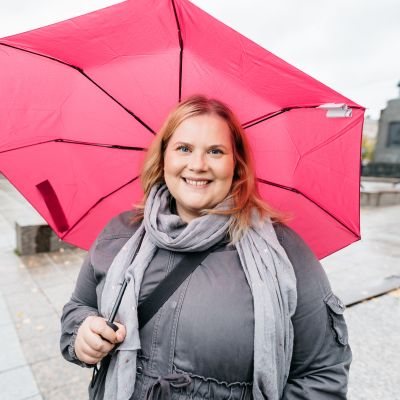 Kati Enkvist står under ett paraply på torget i Vasa
