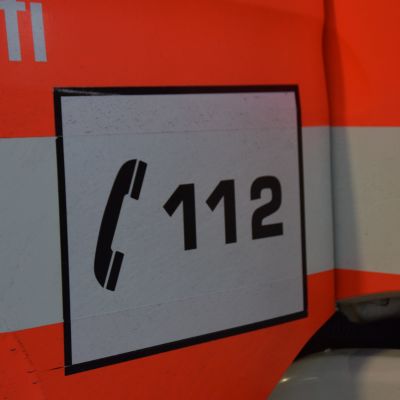 112 skrivet på en brandbilsdörr.