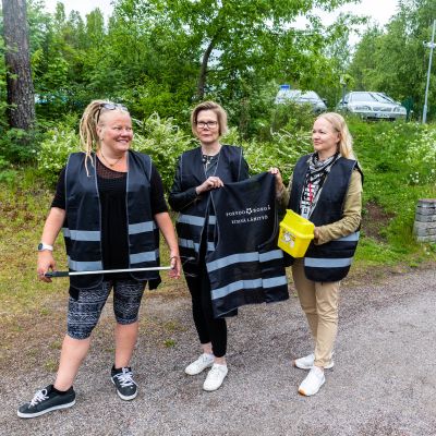 Serna Hakala, Taru Liikama och Katja Lind ute på en gård.