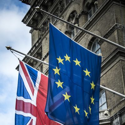 Storbritanniens och EU:s flaggor bredvid varandra utanpå en byggnad.