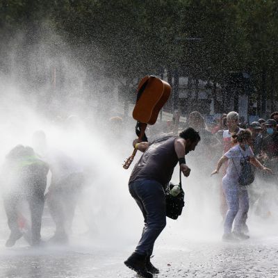 Ranskassa koronarajoitustoimet ovat aiheuttaneet kymmeniätuhansia ihmisiä keränneitä mielenosoituksia