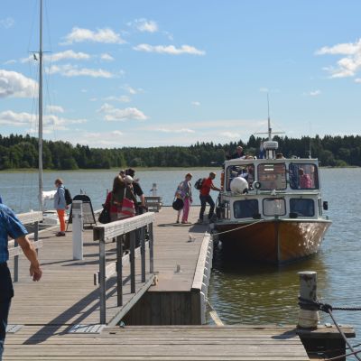 Färjan tar upp människor på Svartholm