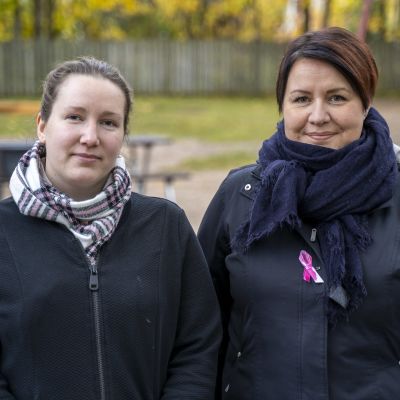 Tiina Oksanen och Merja Hellbom från Mannerheims barnskyddsförbunds lokalförening i Karis. 