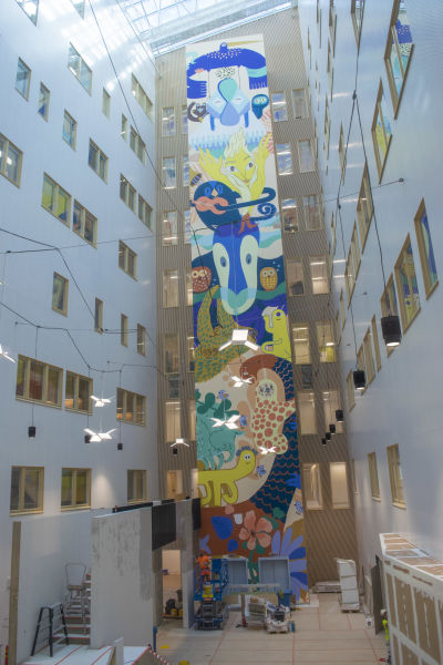 Mural som välkomnar patienter till nya Fyrsjukhuset i Åbo.