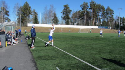 Vasa IFK:s tränare Kris Huckstepp ger intruktioner till en av spelarna som ska kasta ett inkast.