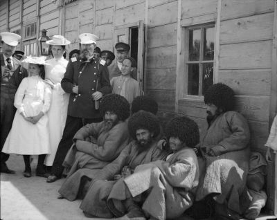 Transkaspiska resan 1902. Stationen i Tjardzjou (Türkmenabat). Turkmener samt stationsinspektor Ahnger med två döttrar.