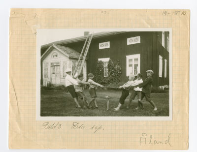 Åländska pojkar drar rep år 1930.