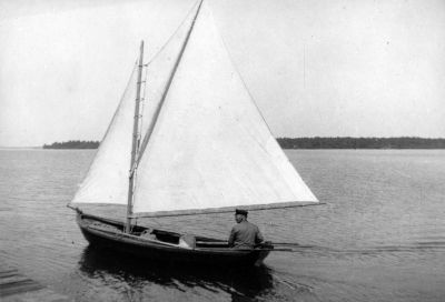 En man seglar i ett foto från 1920-talet