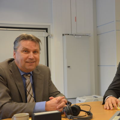 Fredrik Lindström och Denis Strandell är stadsdirektörskandidater i Hangö.