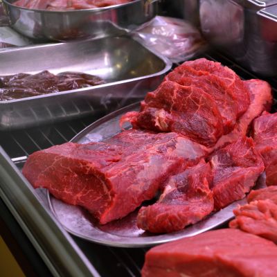 Kött i en köttdisk hos Herek i Borgå