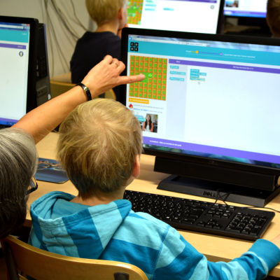 Barn vid datorskärm.
