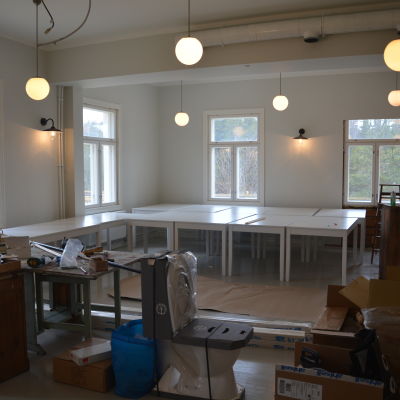 rum med byggnadsverktyg.