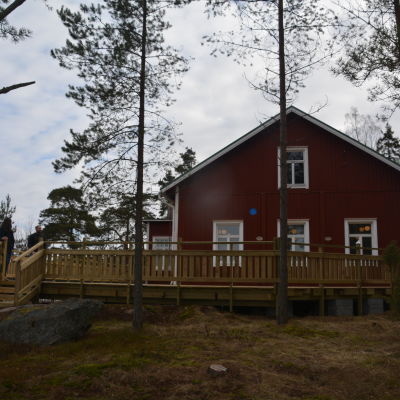 Det röda gamla skolhuset i Källnäsudd.