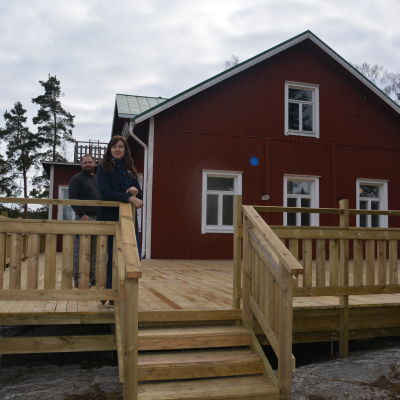 Linda Hellström-Pasanen och Petteri Pasanen vid Källnäsudds gamla skolhus.