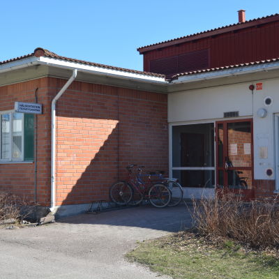 Ingången till hälsostationen i Ingå.