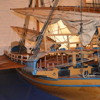 En modell av en galär, fartyg i stil med de som användes i slaget vid Rilax.