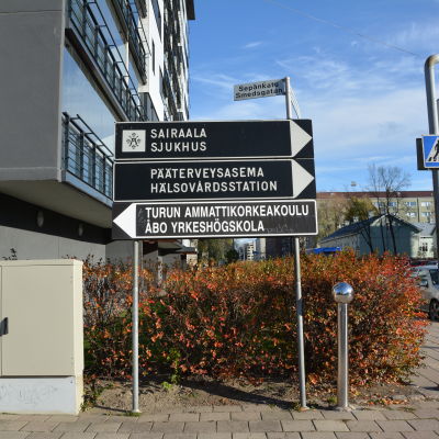 Skyltar vi Smedsgatan i Åbo