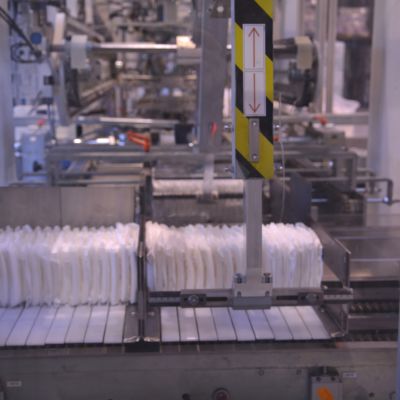 Blöjor i en maskin i Delipaps fabrik i Ekenäs.