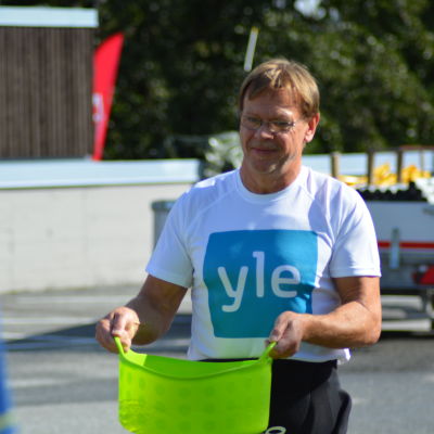 Stig Andersson förbereder sin växlingsplats vid Sun City Triathlon