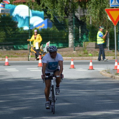 Stig Andersson cyklar på i Sun City triathlon