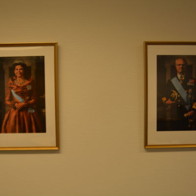 Porträtt av Sveriges kung och drottning