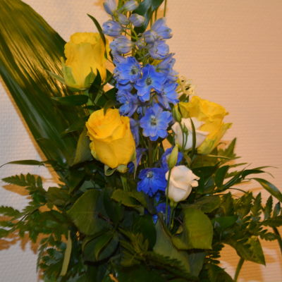 Bukett med blå och gula blommor