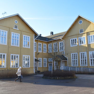 Byggnaden Trä-Anttila i Lojo fotat från innergården.