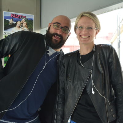 Ståuppkomikern Ali Jahangiri och Teater Viirus administrativa ledare Matilda von Weissenberg.