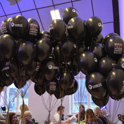 Ballonger på manifestationen mot rasism på teater Viirus.