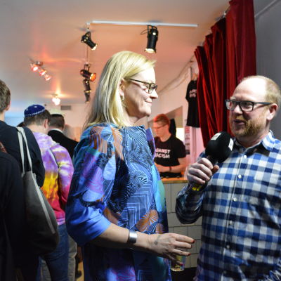 Eva Biaudet intervjuas av Svenska Yles Peter Lüttge.