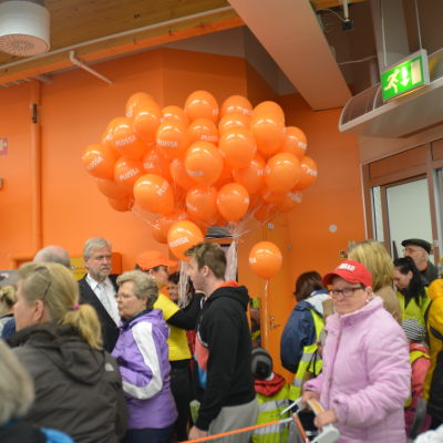 Kunder och ballonger då K-supermarket Popsi i Ekenäs slog upp dörrarna för första gången.