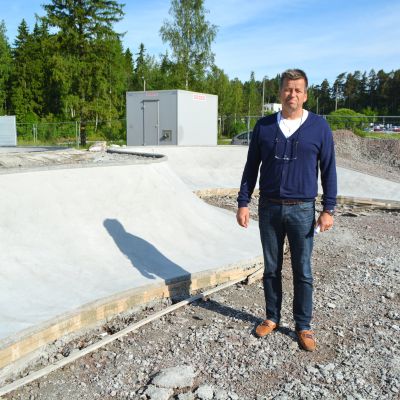 Chefen för idrottstjänster Per Högström vid den halvfärdiga skateparken i Kokon.