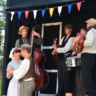 Orkestern med Lina och Alfred i förgrunden.