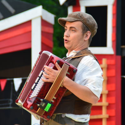 Den skönsjungande drängen Alfred (Christoffer Westerlund).