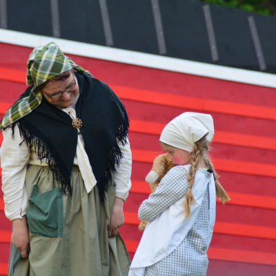 Ida (Ellen Haakana) och Krösamaja (Patricia Korenius).