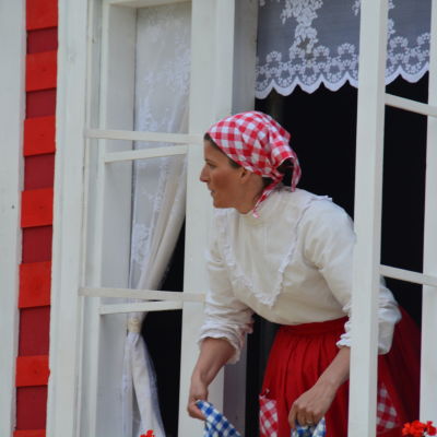 Emil mamma Alma (Jessika Elfving).