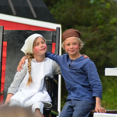 Ida (Ellen Haakana) och Emil (Albin Hampf).