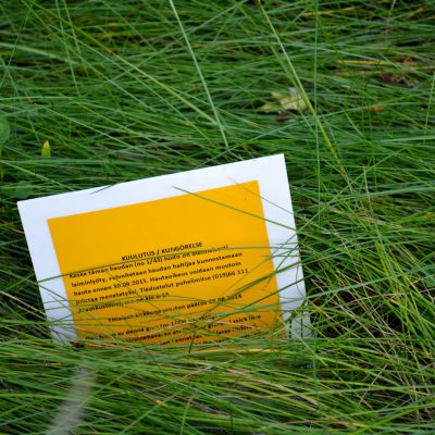 gul skylt i gräs