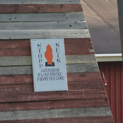 Varningsskylt på ett vakttorn vid gränsen.